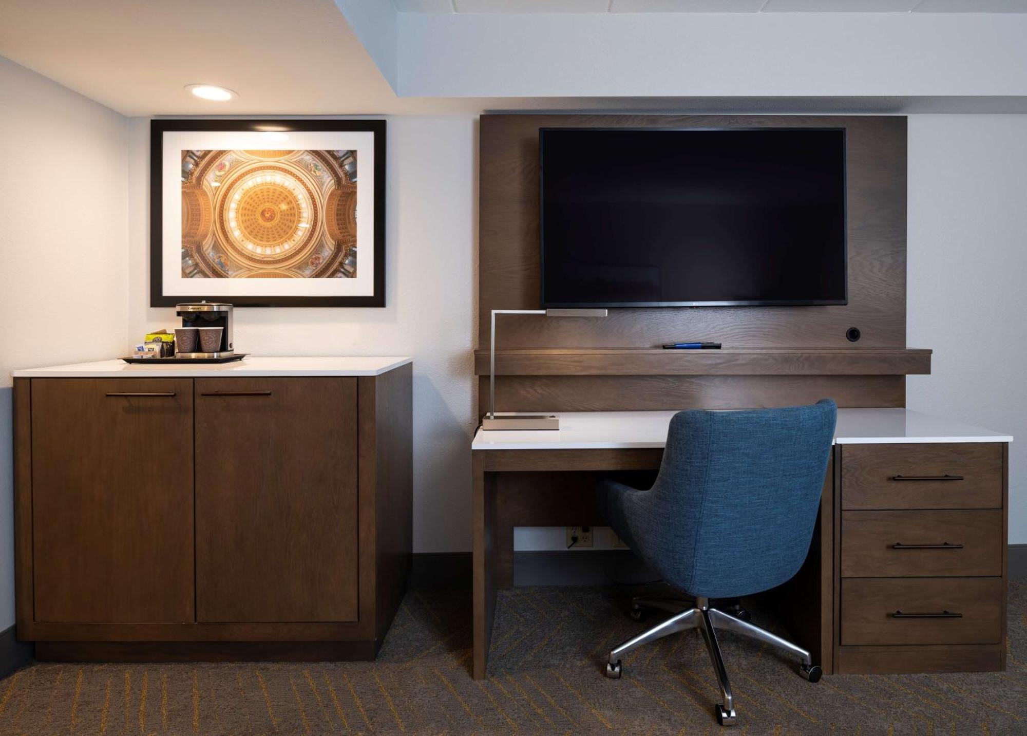 Готель Doubletree By Hilton Madison East Екстер'єр фото